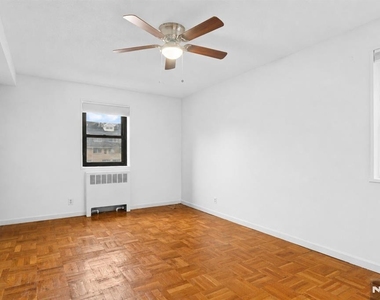 208 Anderson - Photo Thumbnail 8