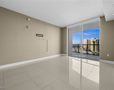 3000 Oasis Grand Boulevard - Photo Thumbnail 12