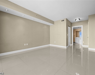 3000 Oasis Grand Boulevard - Photo Thumbnail 15