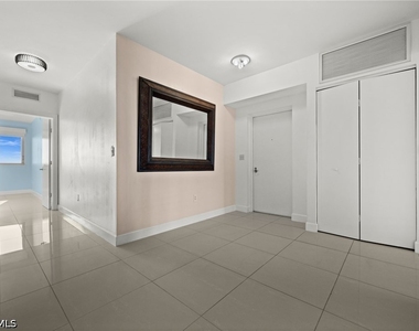 3000 Oasis Grand Boulevard - Photo Thumbnail 6