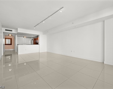 3000 Oasis Grand Boulevard - Photo Thumbnail 14