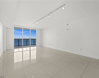 3000 Oasis Grand Boulevard - Photo Thumbnail 11