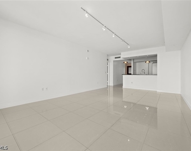 3000 Oasis Grand Boulevard - Photo Thumbnail 13