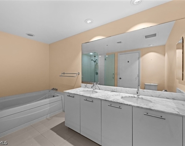 3000 Oasis Grand Boulevard - Photo Thumbnail 18