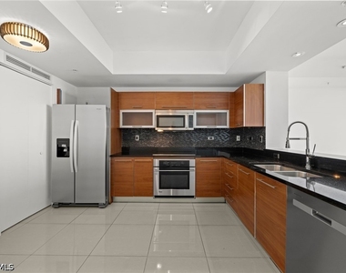 3000 Oasis Grand Boulevard - Photo Thumbnail 4