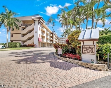 807 River Point Drive - Photo Thumbnail 2
