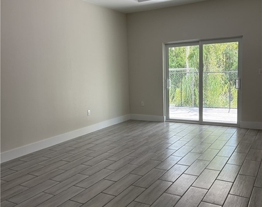 19232 Miami Boulevard - Photo Thumbnail 4