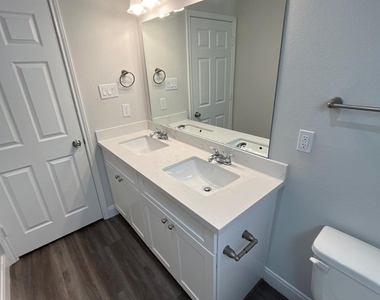 832 Elkhart Street - Photo Thumbnail 9