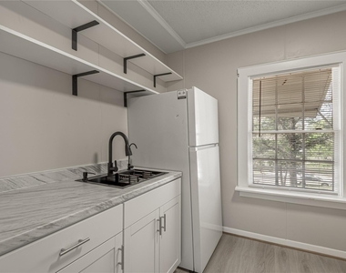 811 Sam Houston Avenue - Photo Thumbnail 4
