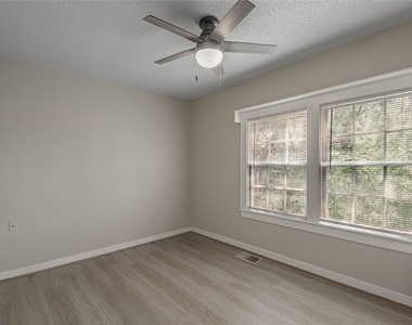 811 Sam Houston Avenue - Photo Thumbnail 7