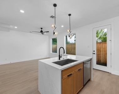 7208 Weyburn Street - Photo Thumbnail 11
