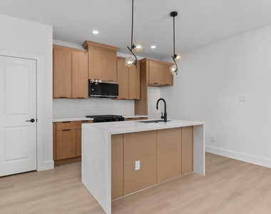 7208 Weyburn Street - Photo Thumbnail 5