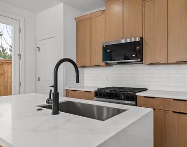 7208 Weyburn Street - Photo Thumbnail 3