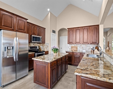 14030 Shoreline Drive - Photo Thumbnail 10