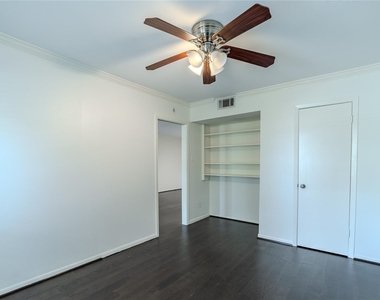 7575 Katy Freeway - Photo Thumbnail 15