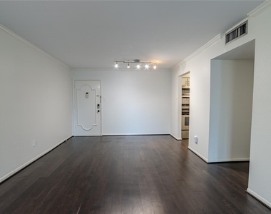 7575 Katy Freeway - Photo Thumbnail 4