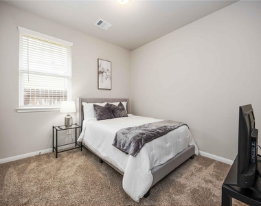 7047 Silverleaf Oak Street - Photo Thumbnail 11