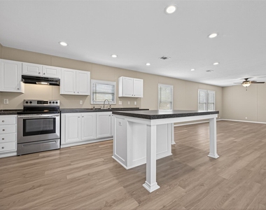 15933 W Relza Drive - Photo Thumbnail 9