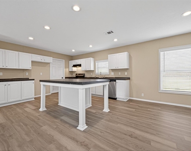 15933 W Relza Drive - Photo Thumbnail 7