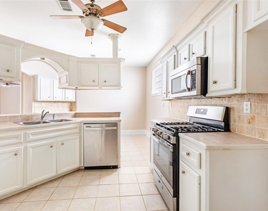 108 Harbour Town Circle - Photo Thumbnail 16