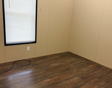 215 Live Oak Street - Photo Thumbnail 11