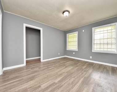 3214 Tuam St - Photo Thumbnail 9