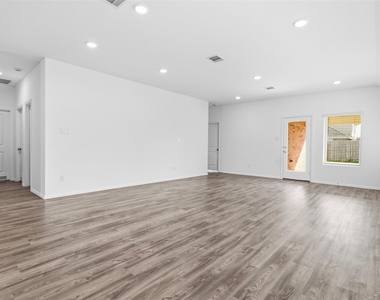 5111 Winslow Grove Drive - Photo Thumbnail 4