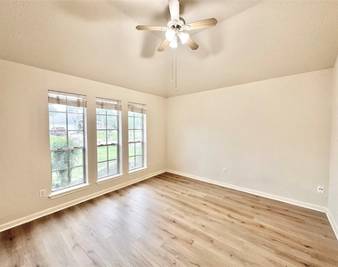 3907 Crystal Pass Court - Photo Thumbnail 3