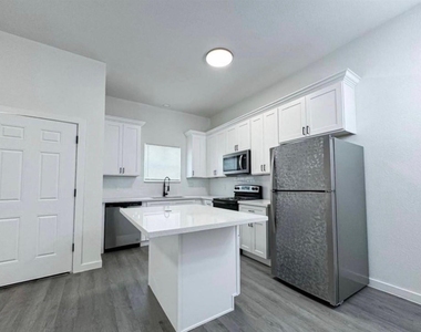 328 Clearwater St - Photo Thumbnail 2