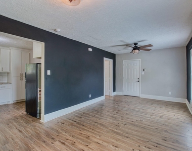 3201 Adelia Street - Photo Thumbnail 6