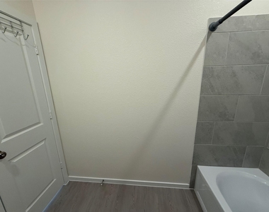 423 Amy Street - Photo Thumbnail 31