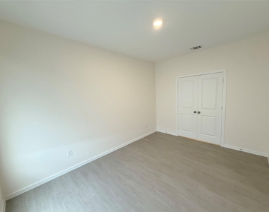 423 Amy Street - Photo Thumbnail 47