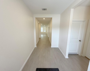 423 Amy Street - Photo Thumbnail 4