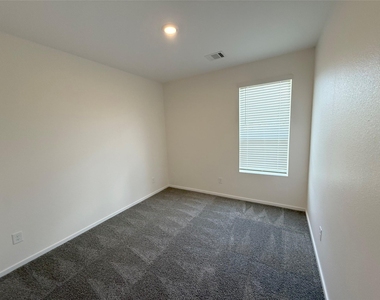 423 Amy Street - Photo Thumbnail 7