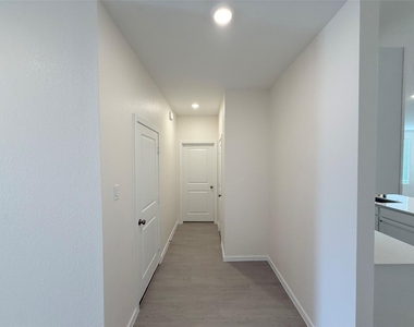 423 Amy Street - Photo Thumbnail 34