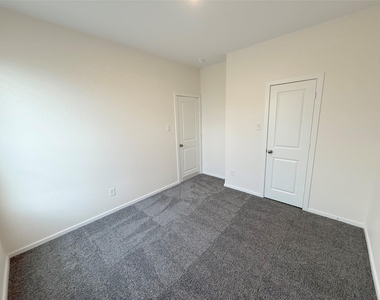 423 Amy Street - Photo Thumbnail 11