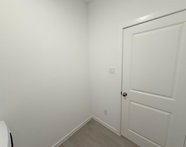 423 Amy Street - Photo Thumbnail 37