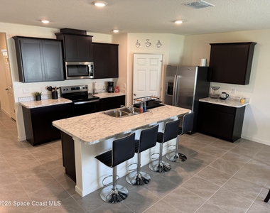 1349 Ashford Avenue Ne - Photo Thumbnail 3