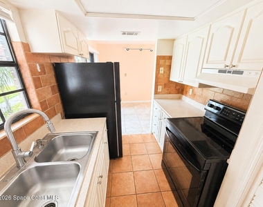 1300 Arlington Lane Ne - Photo Thumbnail 3