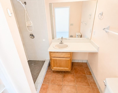 1300 Arlington Lane Ne - Photo Thumbnail 7