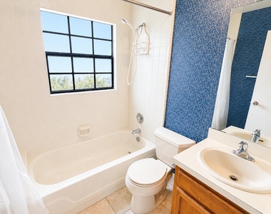 1300 Arlington Lane Ne - Photo Thumbnail 9