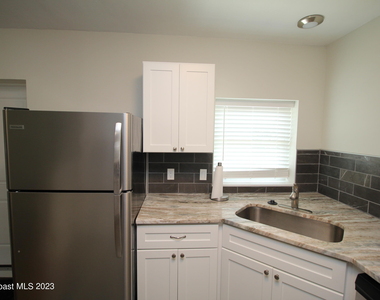 1905 Oak Street - Photo Thumbnail 3