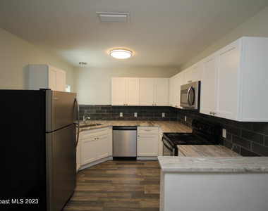 1905 Oak Street - Photo Thumbnail 2