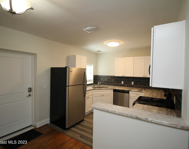 1905 Oak Street - Photo Thumbnail 4