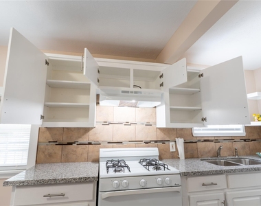 305 N Live Oak Street - Photo Thumbnail 5