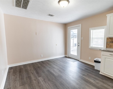 305 N Live Oak Street - Photo Thumbnail 4