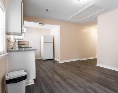 305 N Live Oak Street - Photo Thumbnail 15