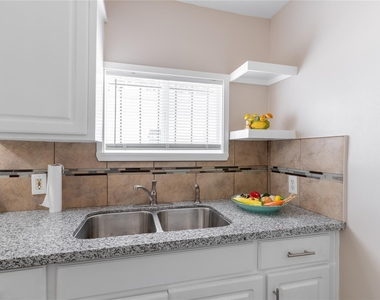 305 N Live Oak Street - Photo Thumbnail 16