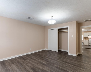 305 N Live Oak Street - Photo Thumbnail 8