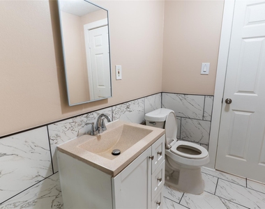 305 N Live Oak Street - Photo Thumbnail 9